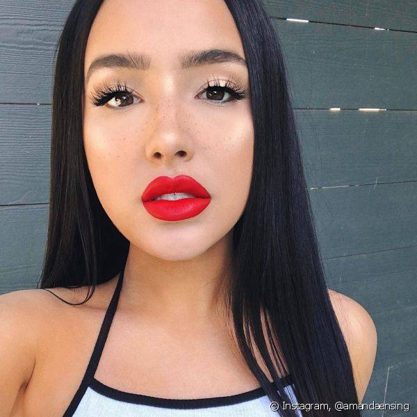O batom vermelho bem aberto é perfeito para valorizar a maquiagem que segue uma linha mais básica (Foto: Instagram @amandaensing)